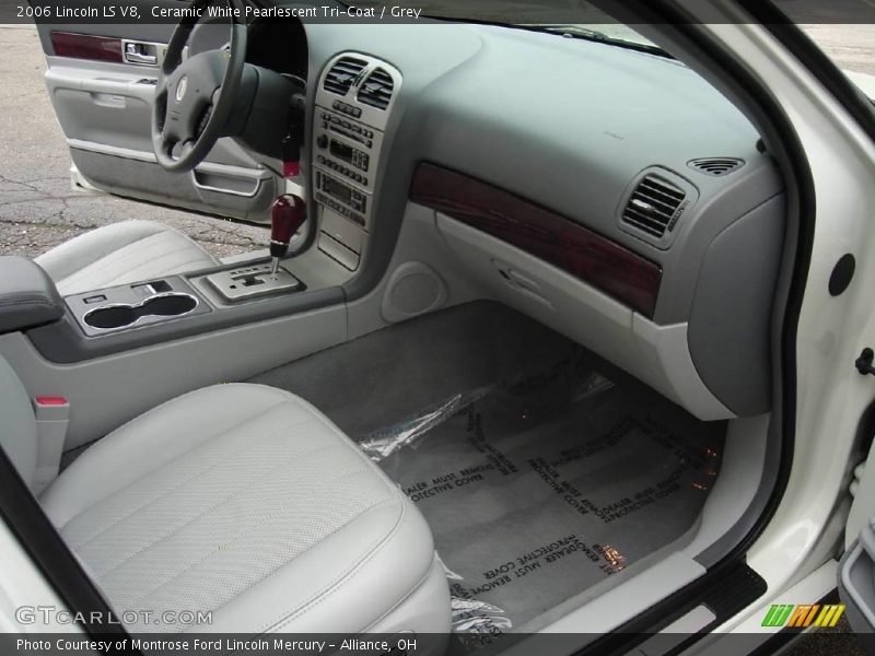 Ceramic White Pearlescent Tri-Coat / Grey 2006 Lincoln LS V8