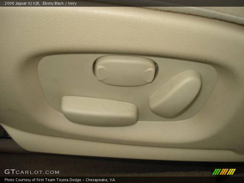 Ebony Black / Ivory 2006 Jaguar XJ XJ8