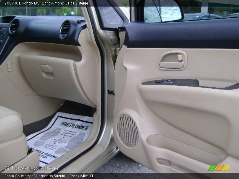 Light Almond Beige / Beige 2007 Kia Rondo LX