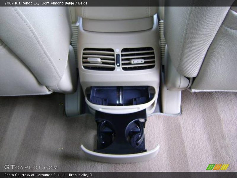 Light Almond Beige / Beige 2007 Kia Rondo LX