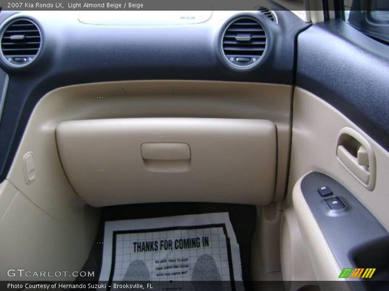 Light Almond Beige / Beige 2007 Kia Rondo LX