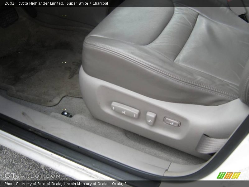 Super White / Charcoal 2002 Toyota Highlander Limited