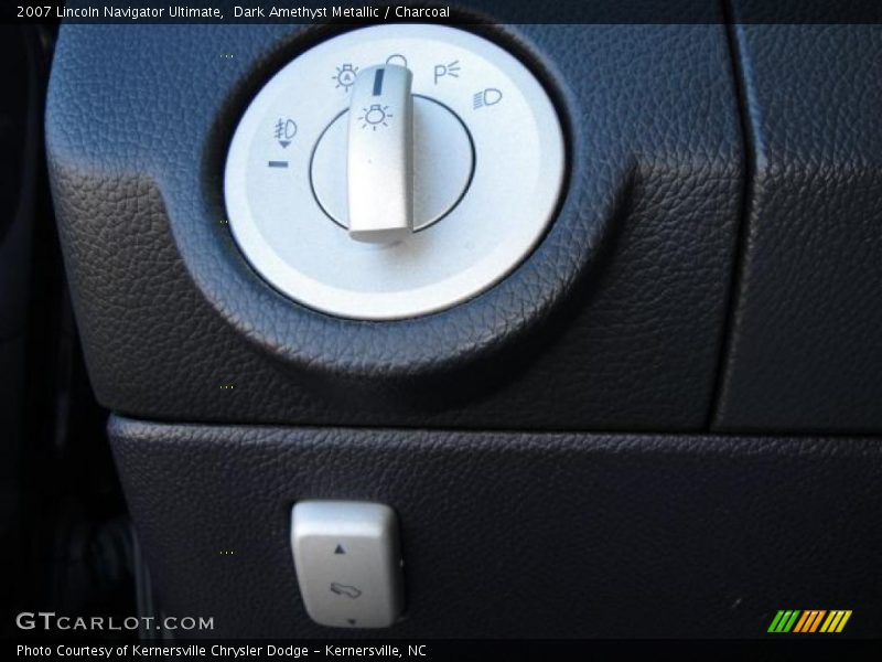 Dark Amethyst Metallic / Charcoal 2007 Lincoln Navigator Ultimate