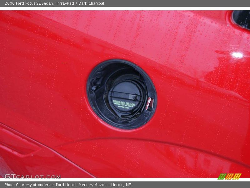 Infra-Red / Dark Charcoal 2000 Ford Focus SE Sedan