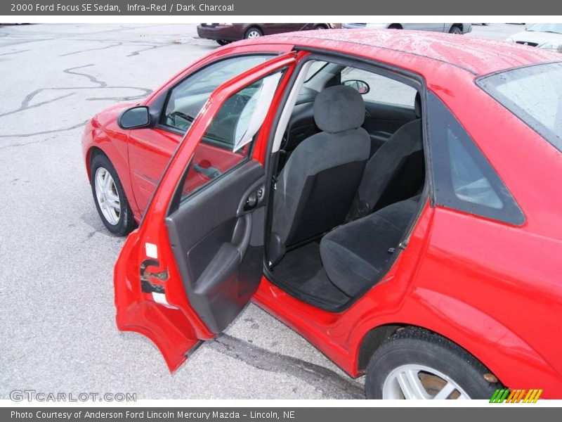 Infra-Red / Dark Charcoal 2000 Ford Focus SE Sedan