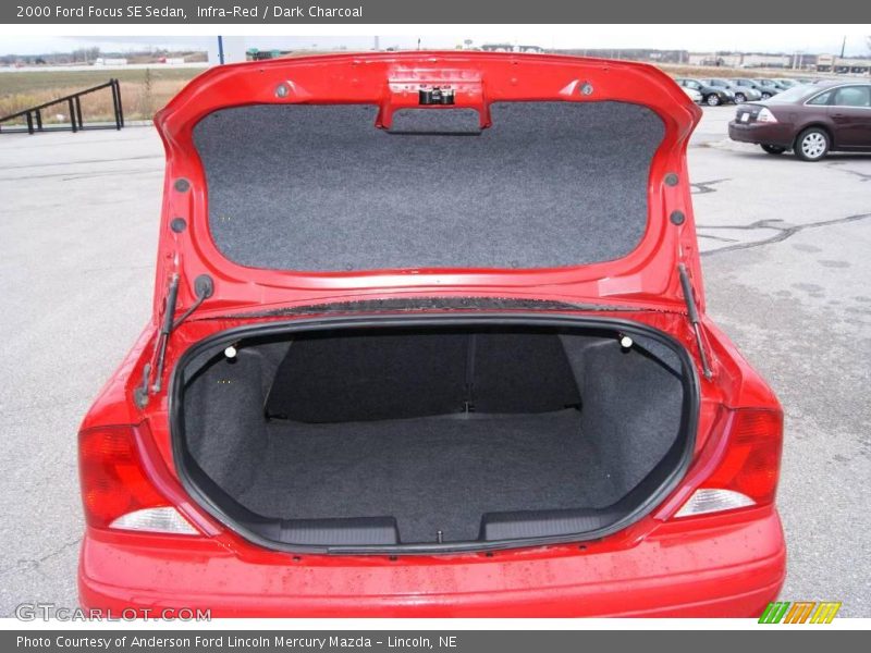 Infra-Red / Dark Charcoal 2000 Ford Focus SE Sedan