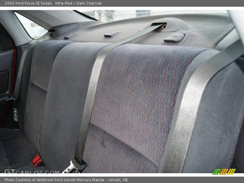 Infra-Red / Dark Charcoal 2000 Ford Focus SE Sedan