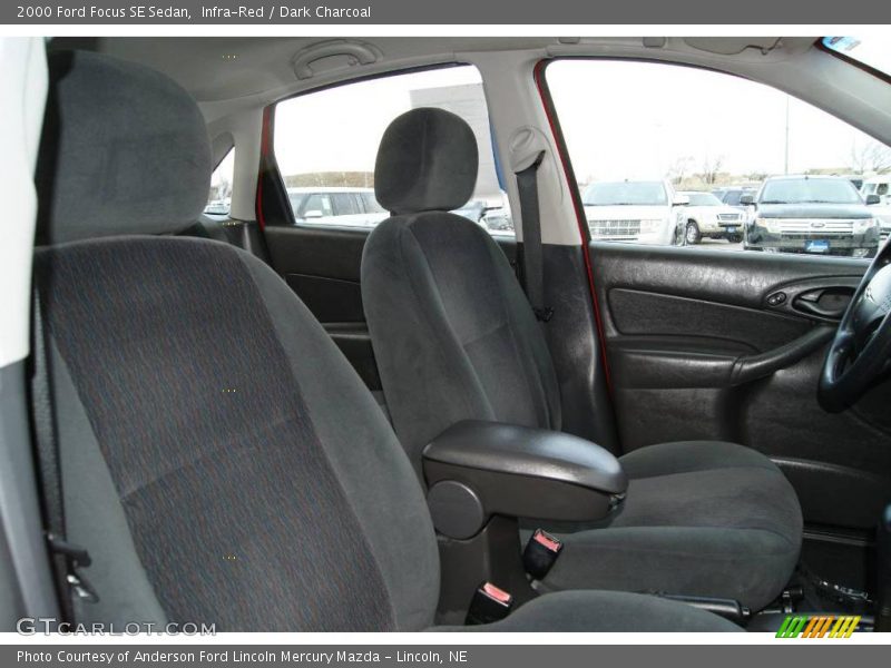 Infra-Red / Dark Charcoal 2000 Ford Focus SE Sedan
