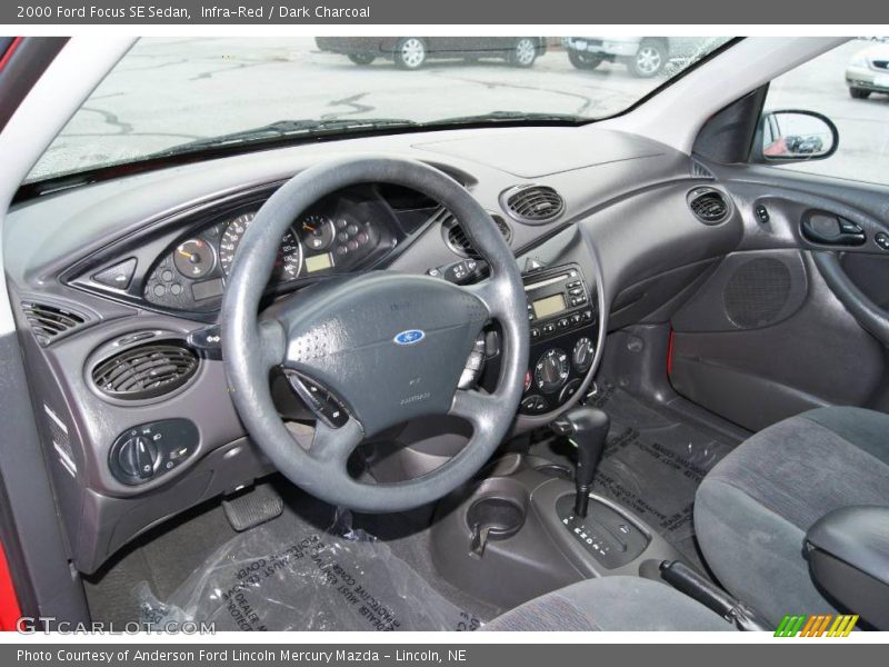 Infra-Red / Dark Charcoal 2000 Ford Focus SE Sedan