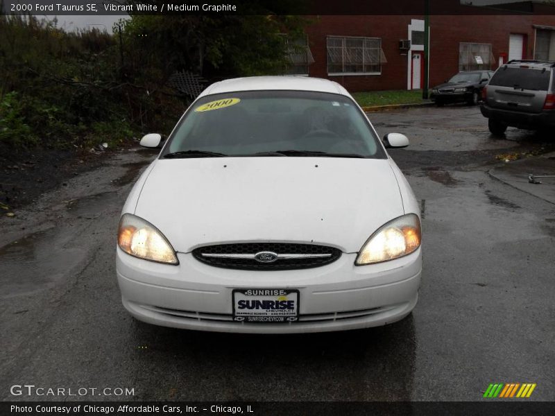 Vibrant White / Medium Graphite 2000 Ford Taurus SE