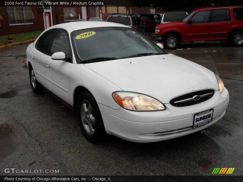 Vibrant White / Medium Graphite 2000 Ford Taurus SE