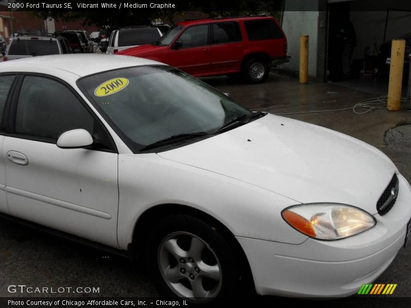 Vibrant White / Medium Graphite 2000 Ford Taurus SE