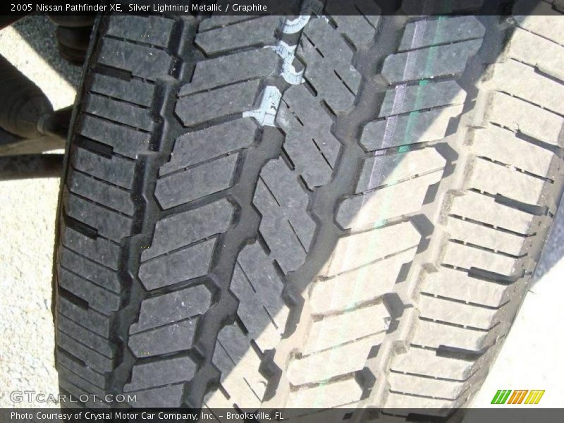 Silver Lightning Metallic / Graphite 2005 Nissan Pathfinder XE