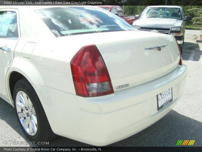 Cool Vanilla / Dark Slate Gray/Light Graystone 2007 Chrysler 300