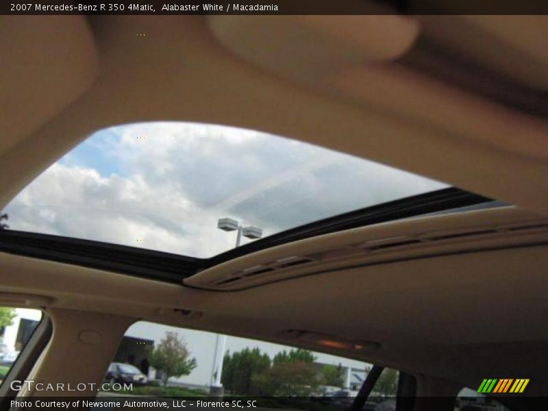 Alabaster White / Macadamia 2007 Mercedes-Benz R 350 4Matic