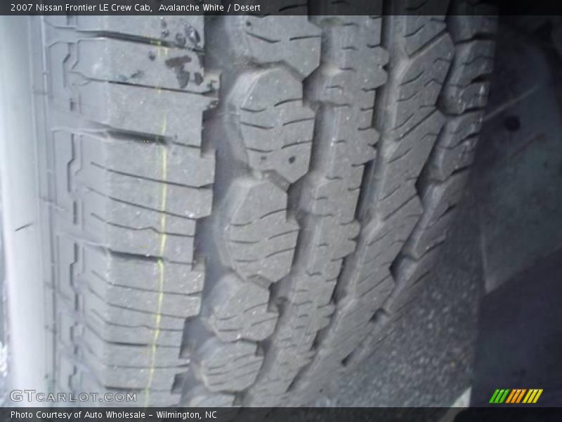 Avalanche White / Desert 2007 Nissan Frontier LE Crew Cab