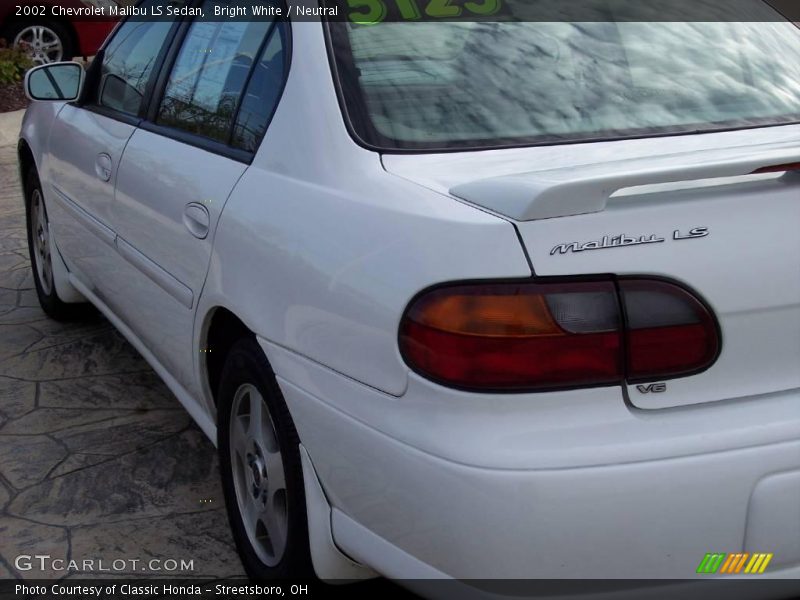 Bright White / Neutral 2002 Chevrolet Malibu LS Sedan