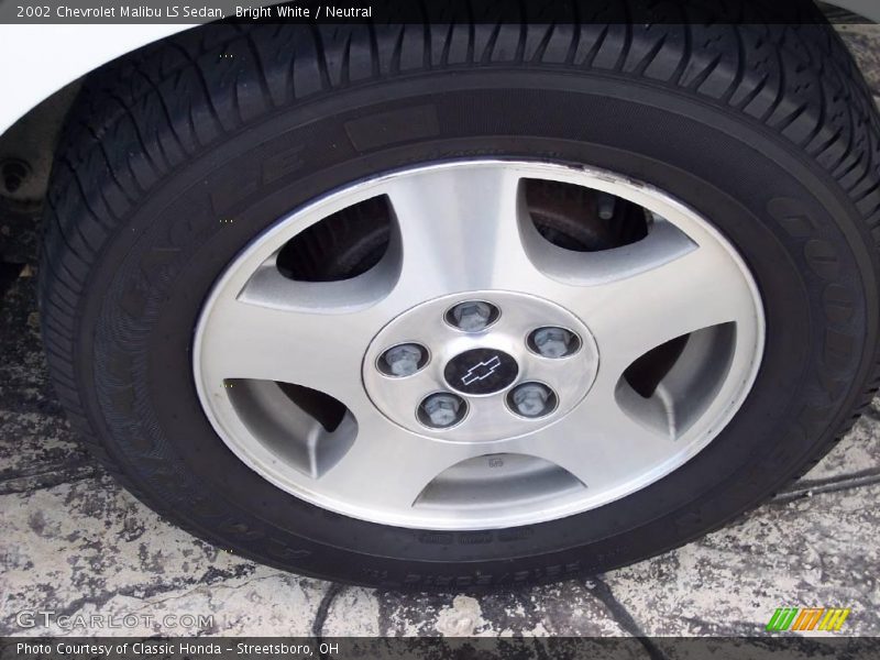 Bright White / Neutral 2002 Chevrolet Malibu LS Sedan