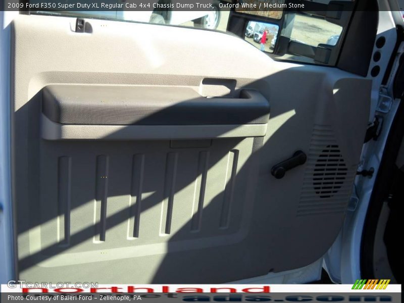 Oxford White / Medium Stone 2009 Ford F350 Super Duty XL Regular Cab 4x4 Chassis Dump Truck