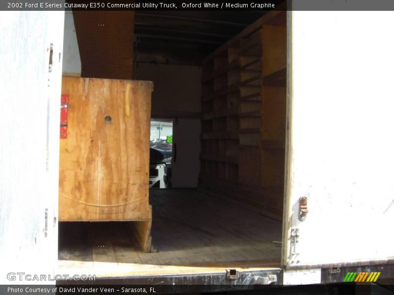Oxford White / Medium Graphite 2002 Ford E Series Cutaway E350 Commercial Utility Truck