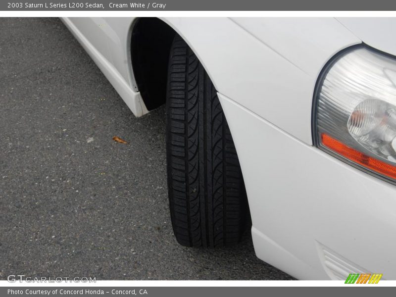 Cream White / Gray 2003 Saturn L Series L200 Sedan