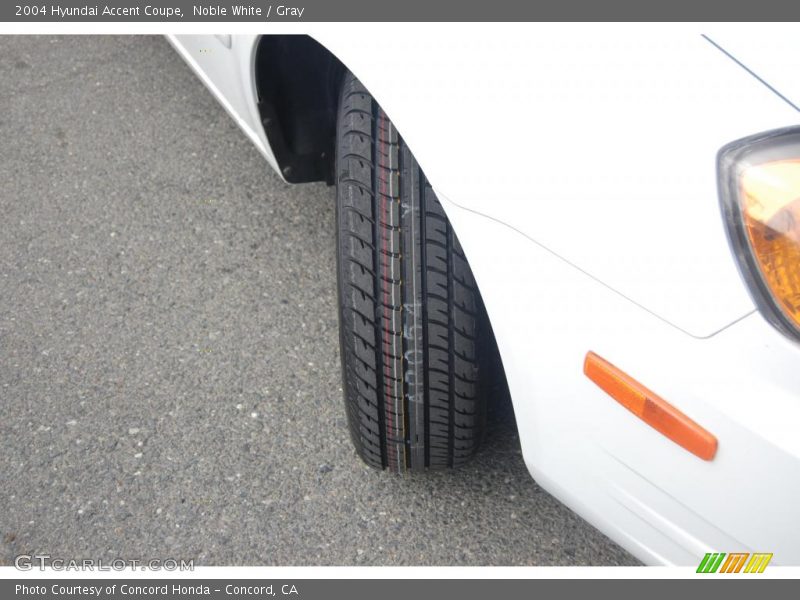 Noble White / Gray 2004 Hyundai Accent Coupe