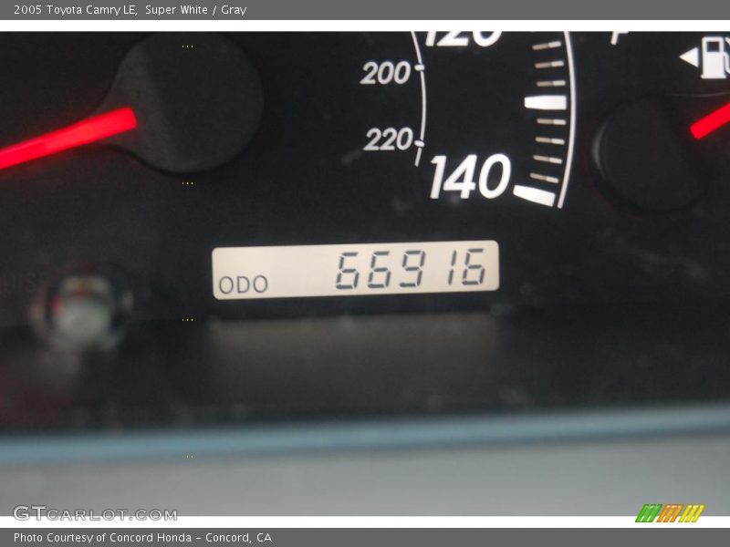 Super White / Gray 2005 Toyota Camry LE