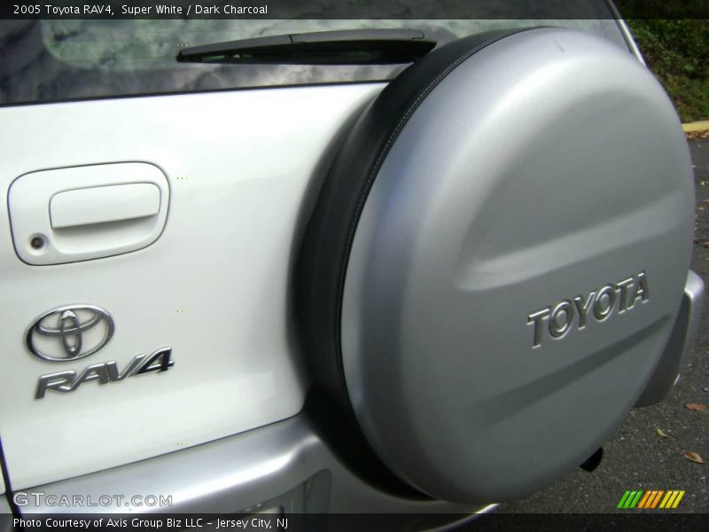 Super White / Dark Charcoal 2005 Toyota RAV4