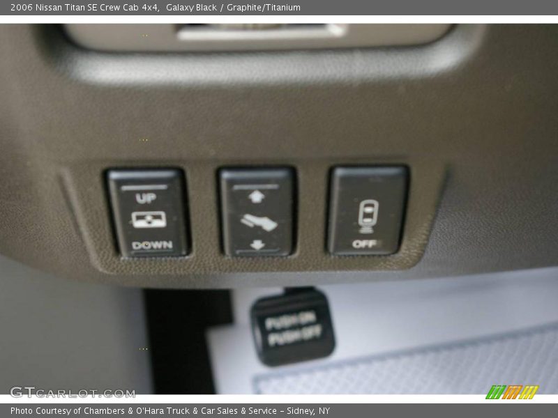 Galaxy Black / Graphite/Titanium 2006 Nissan Titan SE Crew Cab 4x4