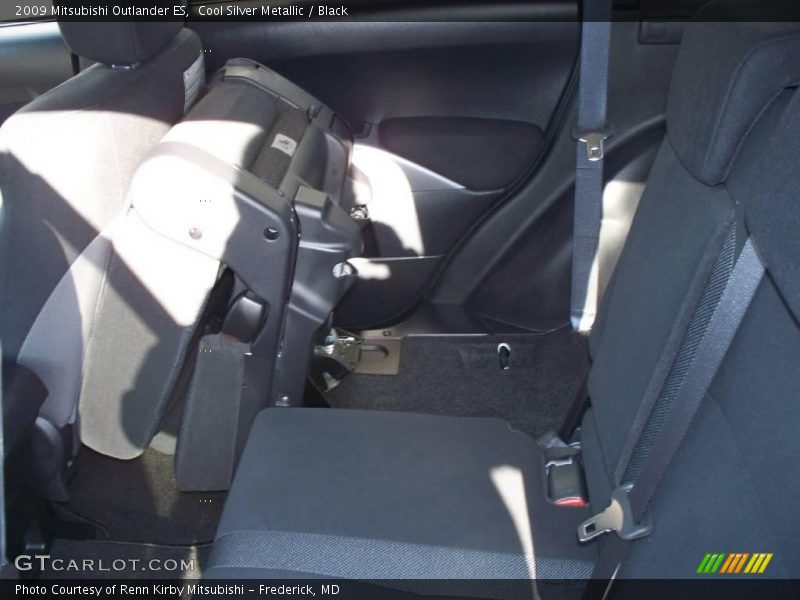 Cool Silver Metallic / Black 2009 Mitsubishi Outlander ES