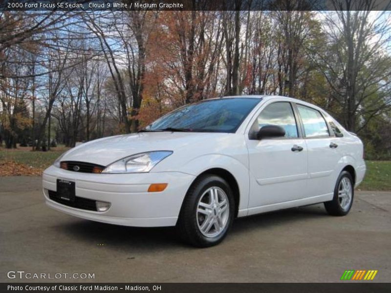 Cloud 9 White / Medium Graphite 2000 Ford Focus SE Sedan