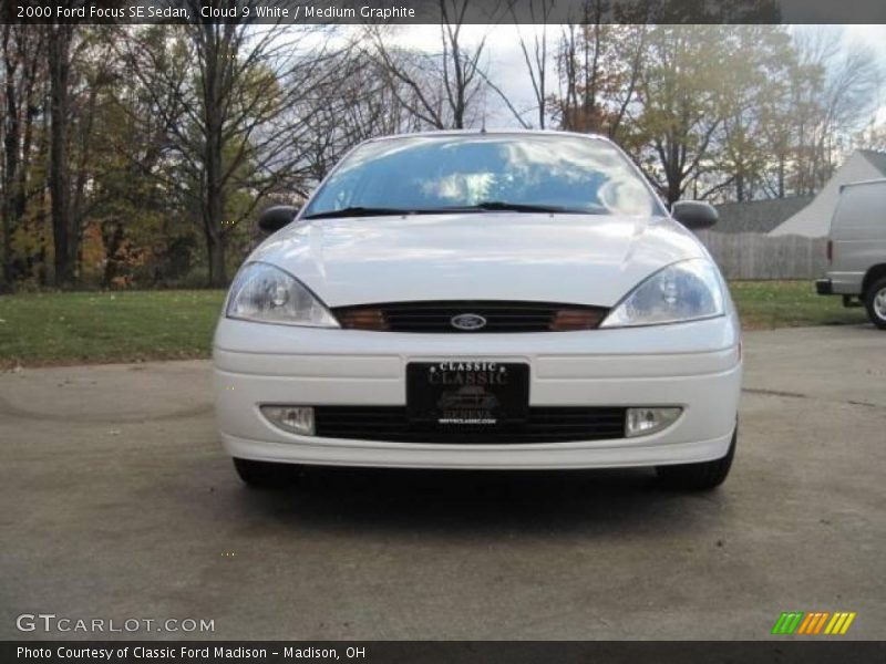 Cloud 9 White / Medium Graphite 2000 Ford Focus SE Sedan