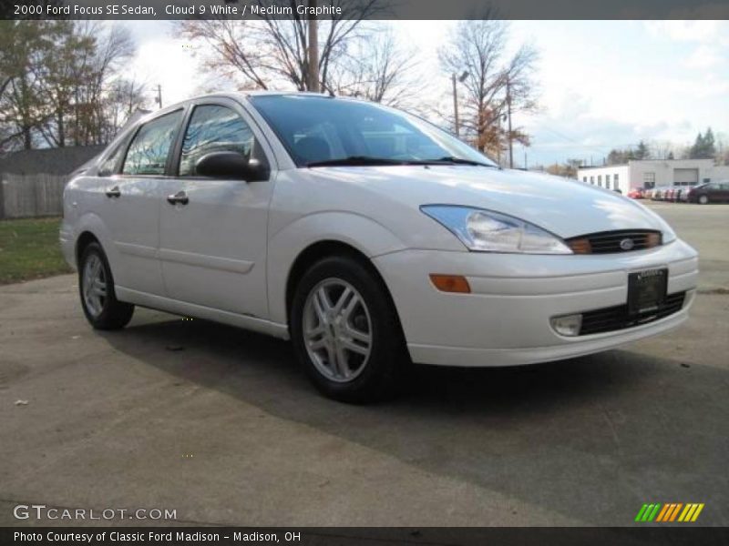 Cloud 9 White / Medium Graphite 2000 Ford Focus SE Sedan