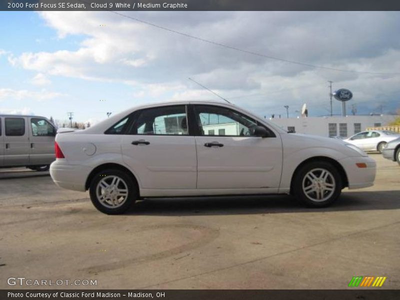 Cloud 9 White / Medium Graphite 2000 Ford Focus SE Sedan