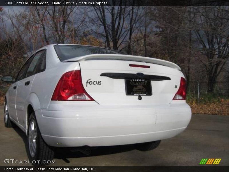 Cloud 9 White / Medium Graphite 2000 Ford Focus SE Sedan