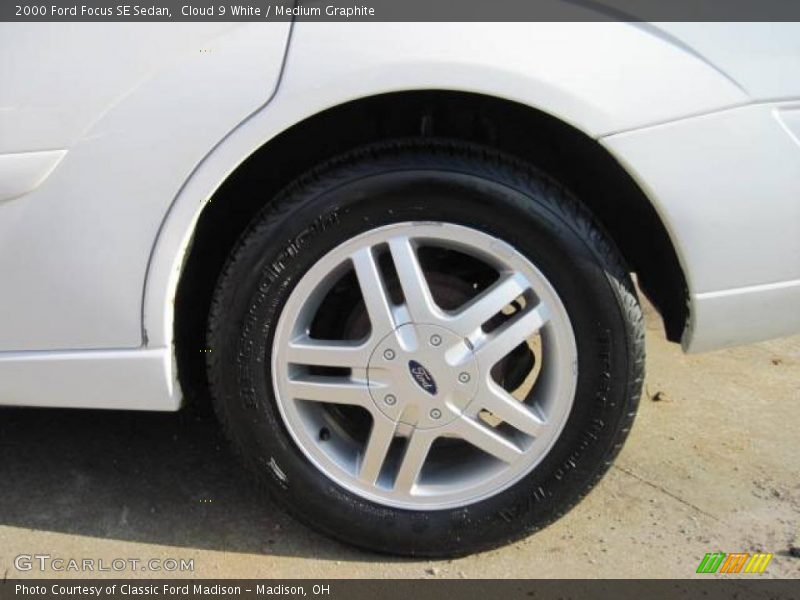 Cloud 9 White / Medium Graphite 2000 Ford Focus SE Sedan