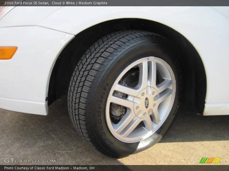 Cloud 9 White / Medium Graphite 2000 Ford Focus SE Sedan