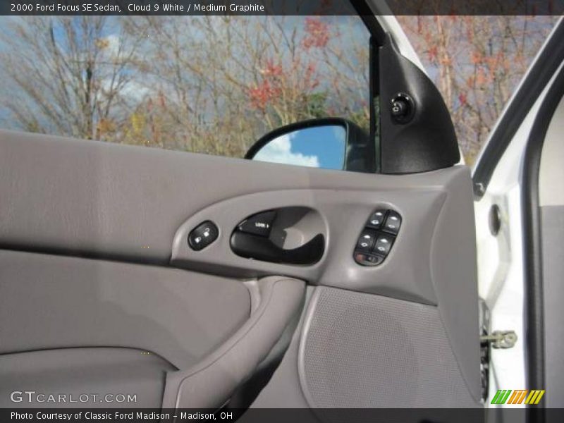Cloud 9 White / Medium Graphite 2000 Ford Focus SE Sedan