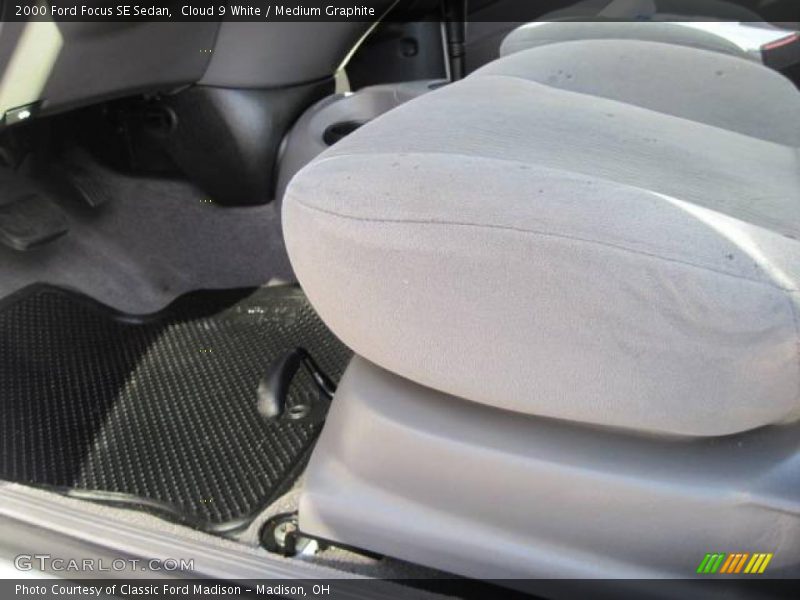 Cloud 9 White / Medium Graphite 2000 Ford Focus SE Sedan