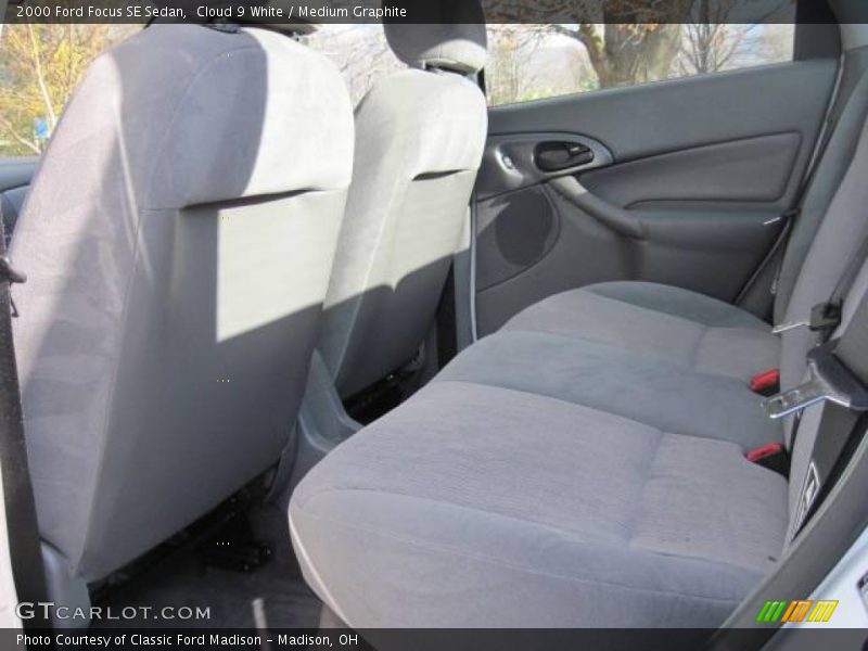 Cloud 9 White / Medium Graphite 2000 Ford Focus SE Sedan
