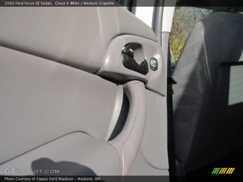Cloud 9 White / Medium Graphite 2000 Ford Focus SE Sedan