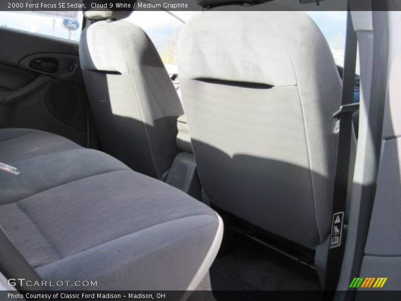 Cloud 9 White / Medium Graphite 2000 Ford Focus SE Sedan