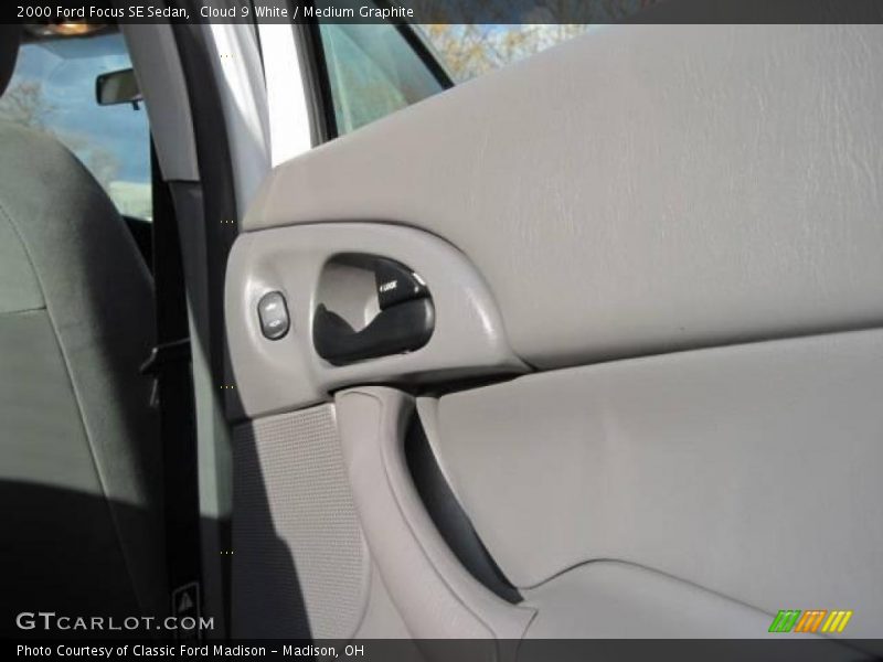 Cloud 9 White / Medium Graphite 2000 Ford Focus SE Sedan