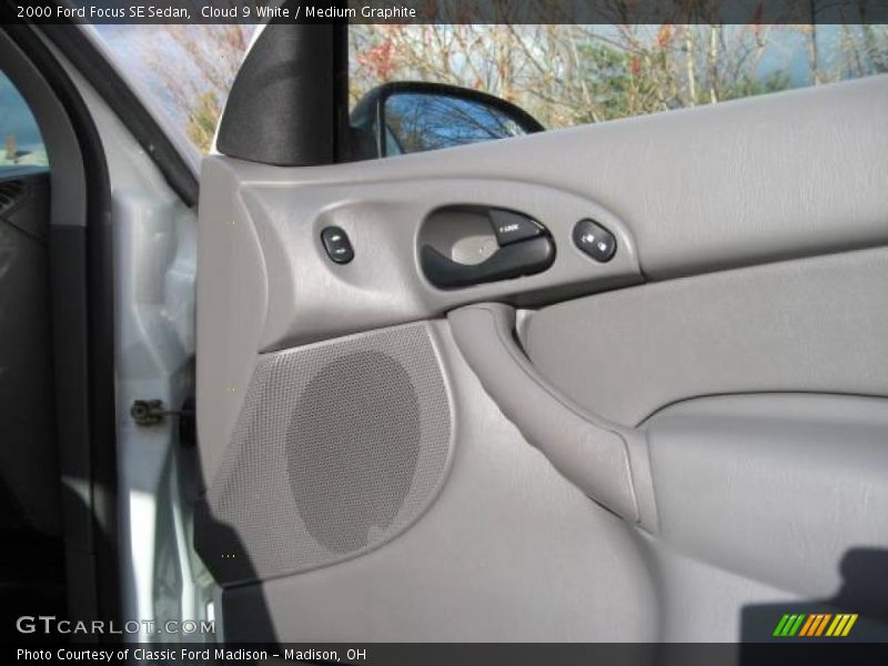 Cloud 9 White / Medium Graphite 2000 Ford Focus SE Sedan