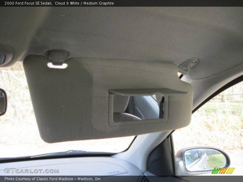 Cloud 9 White / Medium Graphite 2000 Ford Focus SE Sedan