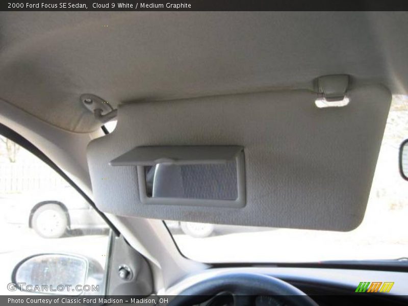 Cloud 9 White / Medium Graphite 2000 Ford Focus SE Sedan