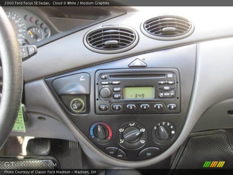 Cloud 9 White / Medium Graphite 2000 Ford Focus SE Sedan