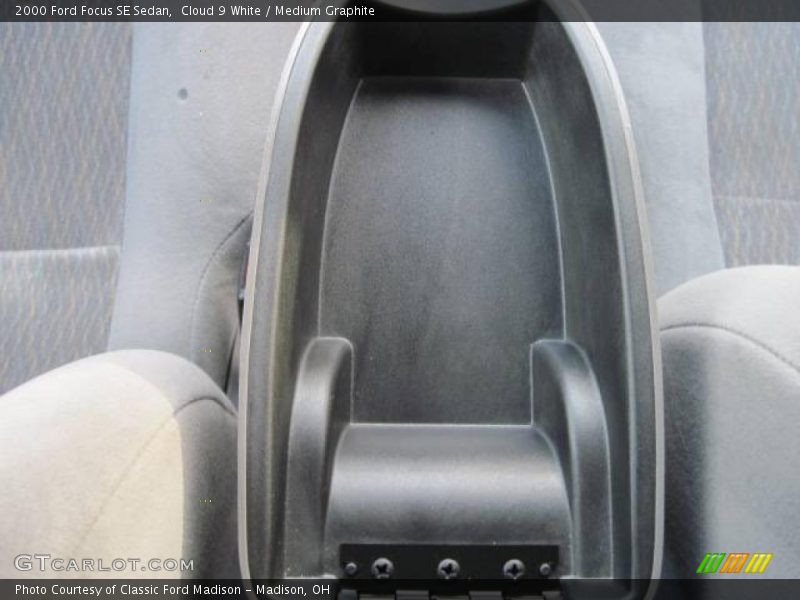 Cloud 9 White / Medium Graphite 2000 Ford Focus SE Sedan