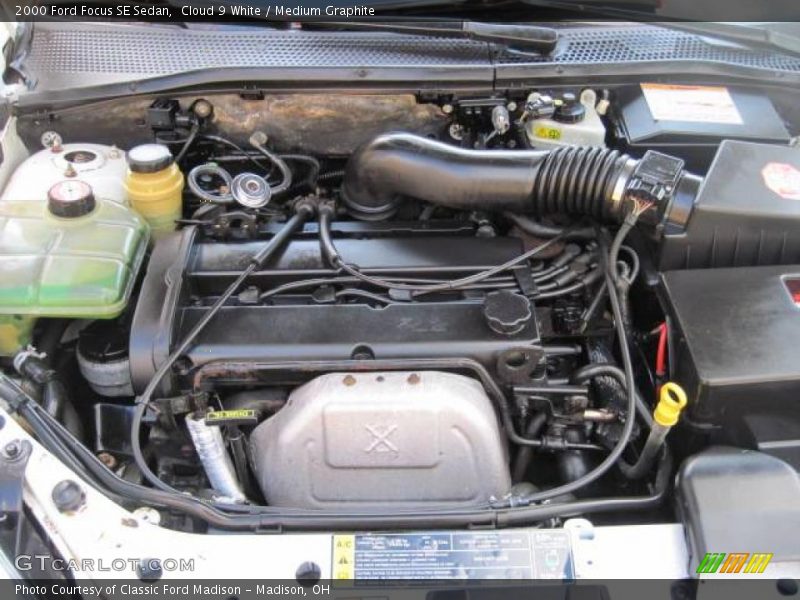 Cloud 9 White / Medium Graphite 2000 Ford Focus SE Sedan