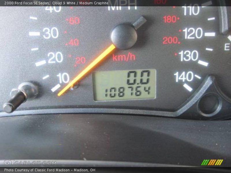 Cloud 9 White / Medium Graphite 2000 Ford Focus SE Sedan